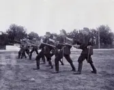 Kronobergs hed, trol. på 1890-talet.
Övning i handgemäng. En grupp meniga rör sig över heden.