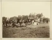 Fältmanövern 1889, trol. i Halland.
Kårkvarteret (A). Längst till vänster dåv. löjtnanten L.H. Tingsten och chefen för 1:a arméfördelningen generallöjtnant
Peyron med stab.