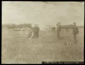 Vendes Artilleri under fältmanövern 1889. Trol. i Halland.
Man har ställt upp ett antal kanoner för avfyrning.