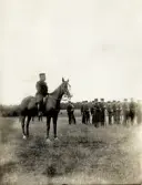 Övning på Kronobergs hed, omkring 1907-1910.
Överstelöjtnant O. Bratt till häst.
