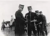 Övning på Kronobergs hed, omkring 1907-1910.
Till vänster överste Gösta Hyltén-Cavallius till häst. I förgrunden några officerare.
