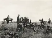 Övning på Kronobergs hed, omkring 1907-1910.
Till vänster överste Gösta Hyltén-Cavallius till häst. En grupp officerare diskuterar något i mitten.
