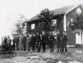 Övning på Kronobergs hed, ca 1910.
Uppställning av officerare framför en byggnad på heden.