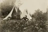 Bivack, trol. invid Helgasjön, 1901. 
T.v.: kapten Westin, stående: löjtnant Nerman. T. h.: löjtnant Thestrup.