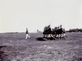 Kronobergs hed, 1901.
Eldexercis under dåv. löjtnant Carl von Platen. I bakgrunden skymtar några av byggnaderna på heden.