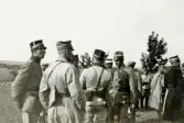 Fältövning på 1920-talet. 
En grupp officerare har samlats för genomgång.
Okänd ort.