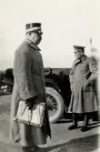 Fältövning på 1920-talet. 
Två officerare, t.v. general Bildt, bredvid en bil.
Okänd ort.