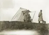 Fältövning på 1920-talet. 
General Bildt åser operationernas utveckling, stående utanför fälttelegraftältet.
