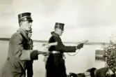 Tre officerare övar pistolskjutning, 1920.
Karlskrona grenadjärregemente (I 7), Gräsvik. 
Uniformerna är en blandning av m/1886 och m/1910.
Pistol m/1907.