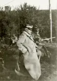 Fältövning på 1920-talet.
Rökpaus. T.v. general Bildt.
Okänd ort.