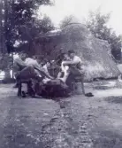 Kronobergshed, omkring 1900.
Efter avslutad övning. Efteråt krävdes fotvård, övervakad av två officerare.