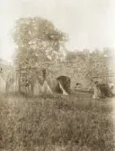 Övning/utflykt vid Kronobergs slottsruin.
11 komp. I 11, (komp.chef E. Nerman), 10/7 1905. 
Bivacken i ruinen. Man ser ett antal tält uppslagna på borggården.