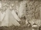 Övning/utflykt vid Kronobergs slottsruin.
11 komp. I 11, (komp.chef E. Nerman), 10/7 1905. 
Bivacken i ruinen. Man ser ett antal tält uppslagna på borggården.