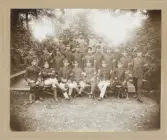 En grupp underofficerare har samlats för ett gruppfoto på Kronobergs hed.
Ca 1908-1910.