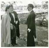 Brudgummen hälsar på sina nya svärföräldrar vid Danderyds kyrka 1952-06-17