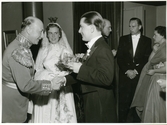 Brudparet får gratulationer efter vigseln i Danderyds kyrka, 1952