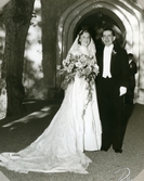 Bröllopspar vid kyrkporten till Danderyds kyrka, 1952-06-17