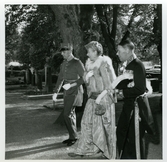 Bröllopsgäster på väg från Danderyds kyrka, 1952-06-17