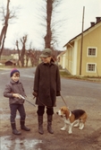 Mikael och Eva Gripenstedt på promenad med hund i Brevens bruk, 1970