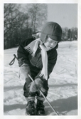 Carl Gripenstedt leker i snön med skidstav, 1959