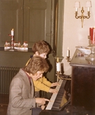 Fyrhändigt pianospel på Bystad, 1965