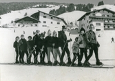 Elever på rad på skidskola i Österrike, 1969