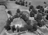 Flygfoto över Halltorps kyrka och prästgård.