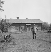 Borlänge, Backgården. Anders Lundstens stuga. En gammal loftdörr med trälås.