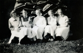 Suddigt foto av fem kvinnliga sjukvårdbiträden/undersköterskor som sitter på något utanför Mölndals sjukhus 1939 - 1941. Bilder från fotoalbum, tagna från södra sidan av Länsmansgatan vid Mölndals lasarett/sjukhus 1939 - 1941 på bland annat givarens mor Ester (född Johansson) tillsammans med kollegan/väninnan Aina Englund. De arbetade på den manliga kirurgavdelningen som vårdbiträden/undersköterskor.
Relaterade motiv: 2024_1542 - 1617.