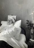 En ung manlig patient, med bandagerat huvud, ligger i en sjuksäng på den manliga kirurgavdelningen, Mölndals sjukhus 1939 - 1941. Baktill på sänggaveln sitter en temperaturkurva. Bilder från fotoalbum, tagna från södra sidan av Länsmansgatan vid Mölndals lasarett/sjukhus 1939 - 1941 på bland annat givarens mor Ester (född Johansson) tillsammans med kollegan/väninnan Aina Englund. De arbetade på den manliga kirurgavdelningen som vårdbiträden/undersköterskor.
Relaterade motiv: 2024_1542 - 1617.