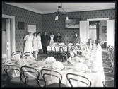Grupporträtt. Dukat bord och personal, Hotellet, Kolbäck.
Ur Gustaf Åhmans samling.
