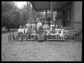 Grupporträtt. Fru Persson, Hotellet.
Ur Gustaf Åhmans samling.
