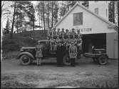 Gruppporträtt, personal vid Brandstationen i Kolbäck 1941. Brandbil, Chevrolet.
Ur Gustaf Åhmans samling.