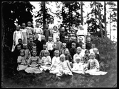 Grupporträtt, konfirmationsgrupp. Fru Hildur Johansson, Berga, Hallstahammar.
Ur Gustaf Åhmans samling.