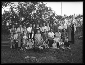 Grupporträtt, födelsedag 70 år. Fru Augusta Becker, Mölntorp, Kolbäck.
Ur Gustaf Åhmans samling.