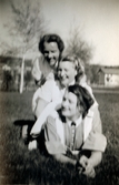 Tre kvinnliga sjukvårdsbiträden halvligger på varandra på en gräsmatta utanför Mölndals sjukhus, 1939 - 1941. Fotot är suddigt. Bilder från fotoalbum, tagna från södra sidan av Länsmansgatan vid Mölndals lasarett/sjukhus 1939 - 1941 på bland annat givarens mor Ester (född Johansson) tillsammans med kollegan/väninnan Aina Englund. De arbetade på den manliga kirurgavdelningen som vårdbiträden/undersköterskor.
Relaterade motiv: 2024_1542 - 1617.