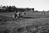 Plöjning med traktor i Karlstorp, 1950