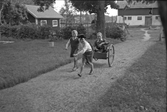 Barn med kärra i Karlstorp, 1940-tal