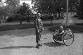 Barn med kärra i Karlstorp, 1940-tal