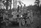 Militärer och lottor på övning, 1940-tal