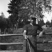 David Karlsson vilar mot gärdesgården, 1940-tal