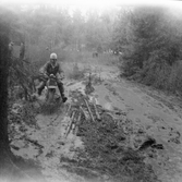 Motorcykeltävling i skogarna kring Norrbyås, 1950-tal