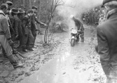 Motorcykeltävling i skogarna kring Norrbyås, 1950-tal