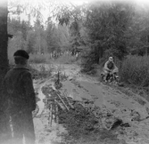 Terrängkörning med motorcykel i skogarna kring Norrbyås, 1950-tal