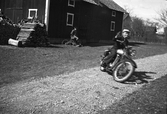 Motorcyklist i Norrbyås, 1950-tal