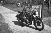 Yngre motorcyklist vid Karlstorp, 1930-tal