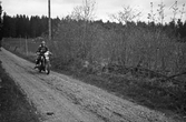 Motorcyklist på grusväg, 1930-tal