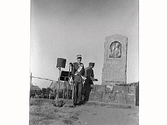 Rantzaumonumentets avtäckning. Prins Carl inviger monumentet över danske fältherren Daniel Rantzau den 26 juni 1938. Prinsen står vid minnesstenen med några kadetter i bakgrunden. En kadett var utsedd att på prinsens kommando låta täckelsen över monumentet falla. Men vid tillfället rådde storm och innan prinsen hunnit fram i sitt tal till avtäckelsen kom en stormby som slet tag i skynket så att stenen blottades. Två andra kadetter ryckte då in och hjälpte till att få det på plats igen. Närvarande var också prins Harald av Danmark. Utöver att vara till åminnelse av Ranzau, som stupade på denna klippa i striden om Varbergs slott den 11 november 1569, var tanken också denna som prins Carl uttryckte i sitt tal: 