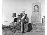 Prins Carl inviger monumentet över danske fältherren Daniel Rantzau den 26 juni 1938. Prinsen står vid minnesstenen med några militärer i bakgrunden. På plats fanns också prins Harald av Danmark. Utöver att vara till åminnelse av Ranzau, som stupade på denna klippa i striden om Varbergs fästning den 11 november 1569, var tanken också denna som prins Carl uttryckte vid avtäckningen: 