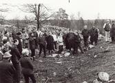 Träff på Broberg i samarbete med Uppsala fornminnesförening och hembygdsförbund 1982-05-08.